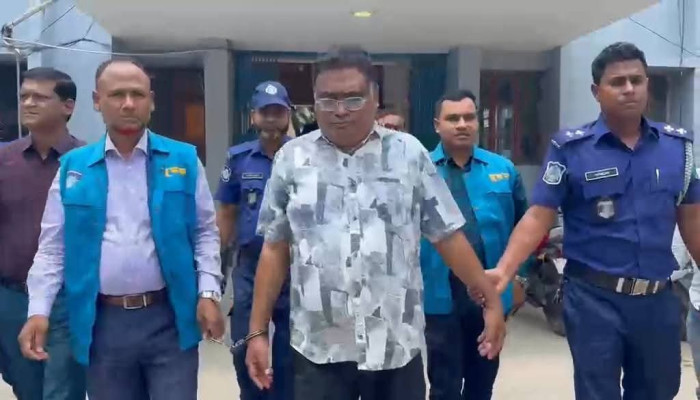 দুর্নীতির মামলায় দুদকের হাতে আটক পিআইও আবুল কালাম আজাদ