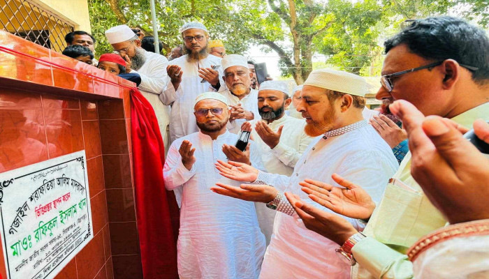 উল্লাপাড়ায় মাদরাসার ৪ তলা ভবনের ভিত্তিপ্রস্তর স্থাপন করলেন এমপি  রফিকুল ইসলাম খান