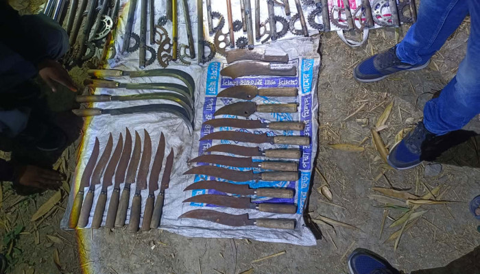 বাগমারায় র‍্যাবের ঝটিকা অভিযান ৫৬টি দেশীয় অস্ত্র উদ্ধার