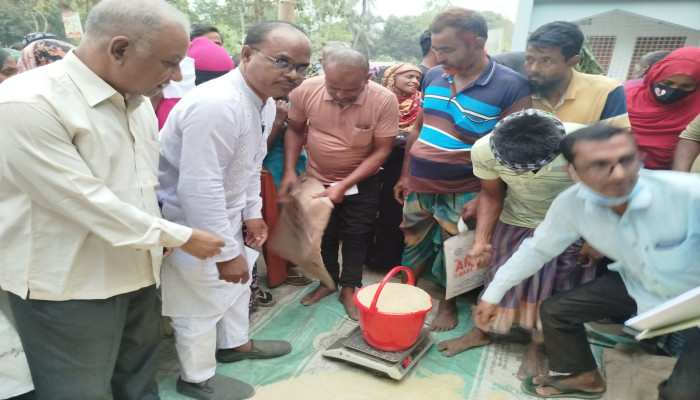 ধানগড়া ইউনিয়নে সরকারের ঈদ উপহার ভিজিএফ চাল বিতরণ