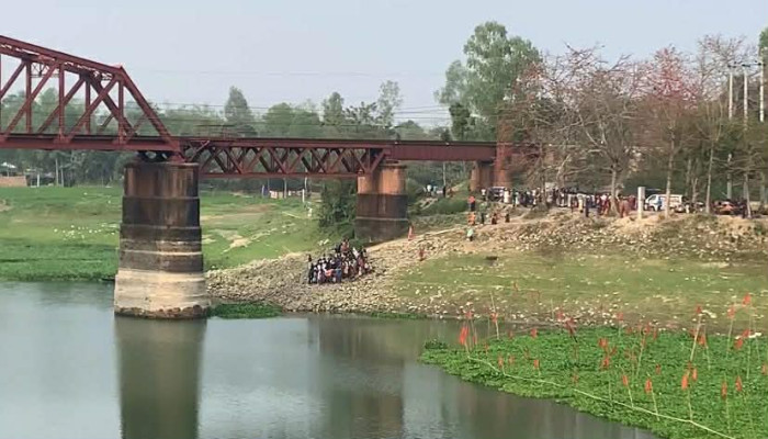 শিমুল ফুলের বাগানে ঘুরতে এসে ট্রেনের ধাক্কায় দুই যুবকের মৃত্যু উল্লাপাড়ায়