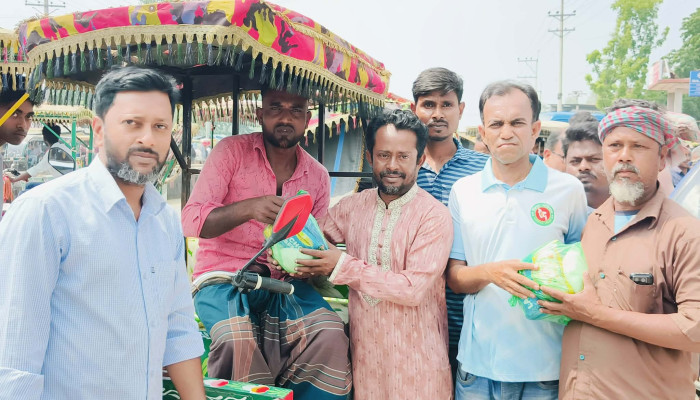 ব্যানার–ফেস্টুনের টাকা বাঁচিয়ে শ্রমজীবিদের মাঝে ঈদ উপহার বিতরণ