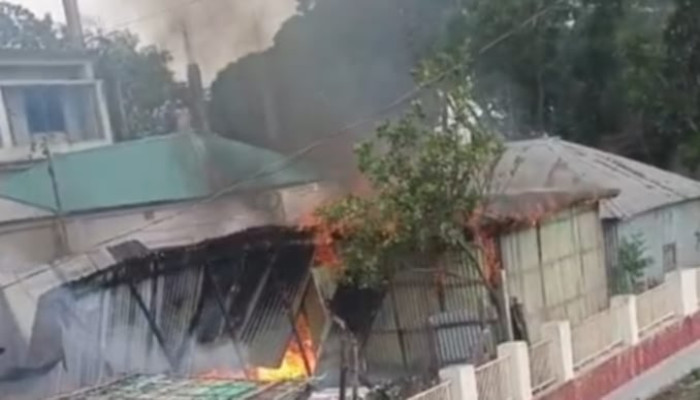 উল্লাপাড়ায় ভয়াবহ অগ্নিকাণ্ডে বসতবাড়ী পুড়ে ভস্মীভূত