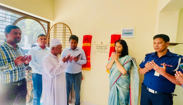 নাটোরের সিংড়ায় ত্রাণ গোডাউনের উদ্বোধন করলেন ডিসি