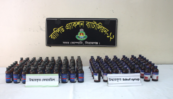 র‌্যাব-১২, সিরাজগঞ্জ এর অভিযানে সলঙ্গা এলাকা হতে মাদক পরিবহনকালে ৫০ বোতল স্ক্যাফ ও ৭৯ বোতল ফেয়ারডিলসহ ০৪ জন মাদক ব্যবসায়ী গ্রেফতার ও ০২টি মোটরসাইকেল জব্দ