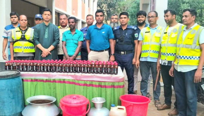 সলঙ্গায় ৮০০ লিটার চোলাই মদ উদ্ধার, আটক ১