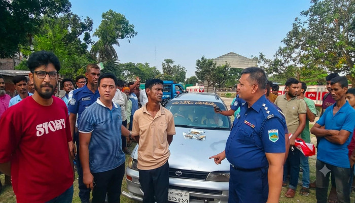 রাজশাহীতে প্রাইভেটকার তল্লাশি করে ২টি বিদেশি পিস্তল ও ৫৩ রাউন্ড গুলিসহ আটক ২