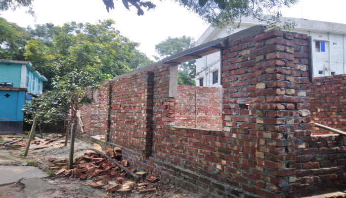 উল্লাপাড়ায় পৈতৃক সম্পত্তির উপর টিনসিট আধাপাকা ঘর নির্মানে বাধা