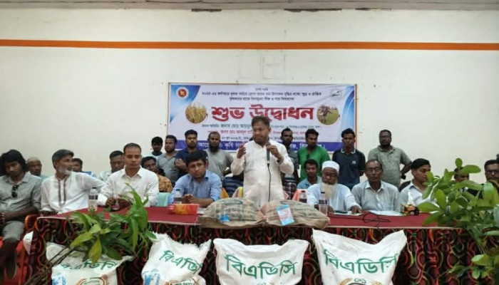 রায়গঞ্জে ৩ হাজার কৃষকের মাঝে আমন ধানের বীজ ও সার বিতরণের উদ্বোধন  হুযাইফা হিজল, রায়গঞ্জ:   সিরাজগঞ্জের রায়গঞ্জ উপজেলায় ক্ষুদ্র ও প্রান্তিক কৃষকদের মাঝে বিনামূল্যে উফশী রোপা আমন ধানের বীজ ও সার বিতরণ কার্যক্রমের উদ্বোধন করা হয়েছে।  শনিবার (২৭ জুন) সকাল ১১টায় রায়গঞ্জ উপজেলা অডিটোরিয়াম হলরুমে এ কর্মসূচির উদ্বোধন করেন সিরাজগঞ্জ-৩ আসনের সংসদ সদস্য মো. আয়নুল হক।  রায়গঞ্জ উপজেলা নির্বাহী কর্মকর্তা (ইউএনও) মো. আবদুল খালেক পাটোয়ারীর সভাপতিত্বে অনুষ্ঠানে স্বাগত বক্তব্য দেন উপজেলা কৃষি কর্মকর্তা মো. মমিনুল ইসলাম।  এ সময় উপস্থিত ছিলেন রায়গঞ্জ উপজেলা বিএনপির সাবেক সভাপতি মো. শামছুল ইসলাম, সাংগঠনিক সম্পাদক মো. আবুল কালাম আজাদ, কুদ্দুস মন্ডল, রায়গঞ্জ প্রেসক্লাবের সভাপতি মো. আলী হায়দার আব্বাসী, সাধারণ সম্পাদক মো. গোলাম মুক্তাদীর, উপজেলা প্রেসক্লাবের সভাপতি এস এম নজরুল ইসলাম, সাধারণ সম্পাদক রাম সরকার বিপ্লবসহ স্থানীয় গণ্যমান্য ব্যক্তিরা।  উপজেলা কৃষি অফিস সূত্রে জানা গেছে, জেলা কৃষি পুনর্বাসন বাস্তবায়ন কমিটির সভার সিদ্ধান্ত অনুযায়ী, চলতি ২০২৫-২৬ খরিপ-২ মৌসুমে প্রণোদনা কর্মসূচির আওতায় উপজেলার ৯টি ইউনিয়নের ৩ হাজার কৃষকের মাঝে এ সহায়তা দেওয়া হচ্ছে।  প্রত্যেক কৃষক এক বিঘা জমিতে উফশী রোপা আমন ধান চাষের জন্য ৫ কেজি ধানের বীজ, ১০ কেজি ডিএপি সার ও ১০ কেজি এমওপি সার পাচ্ছেন। এ উদ্যোগের মাধ্যমে আমন ধানের আবাদ ও উৎপাদন বৃদ্ধিতে সহায়তা করবে বলে জানিয়েছে কৃষি বিভাগ।