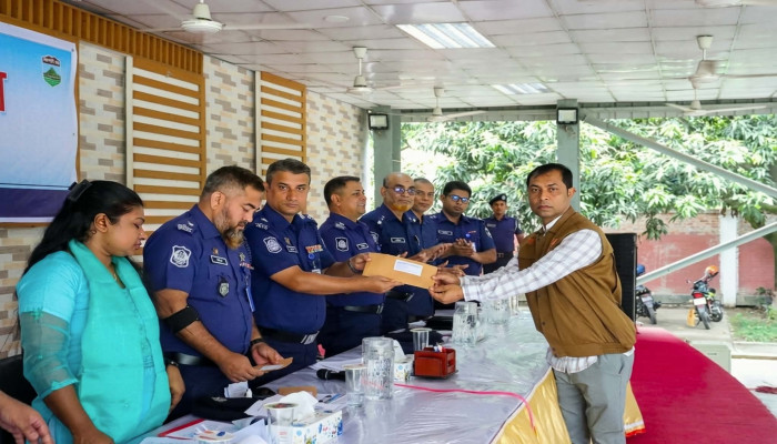 রাজশাহী জেলার শ্রেষ্ঠ মাদক উদ্ধারকারী অফিসার এসআই নাছিম উদ্দিন  পেলেন বিশেষ পুরস্কার