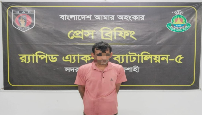 বাসে যাত্রীবেশে অভিনব কায়দায় ফেনসিডিল পরিবহন: র‍্যাব-৫ এর হাতে ১১২ বোতলসহ ১ মাদক কারবারি গ্রেপ্তার