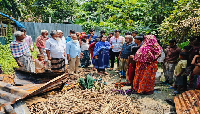 নাটোরের সিংড়ায় অগ্নিকাণ্ডে ক্ষতিগ্রস্ত পরিবারের পাশে উপজেলা প্রশাসন