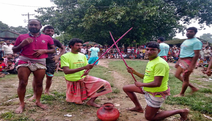 উল্লাপাড়ায় ঐতিহ্যবাহী লাঠিখেলা, জমবে গ্রাম বাংলার উৎসব