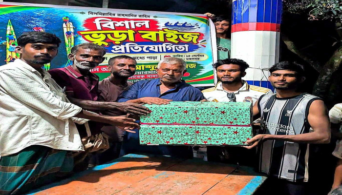 উল্লাপাড়ায় গ্রামবাংলার ঐতিহ্যবাহী ভেলা বাইচ প্রতিযোগিতা