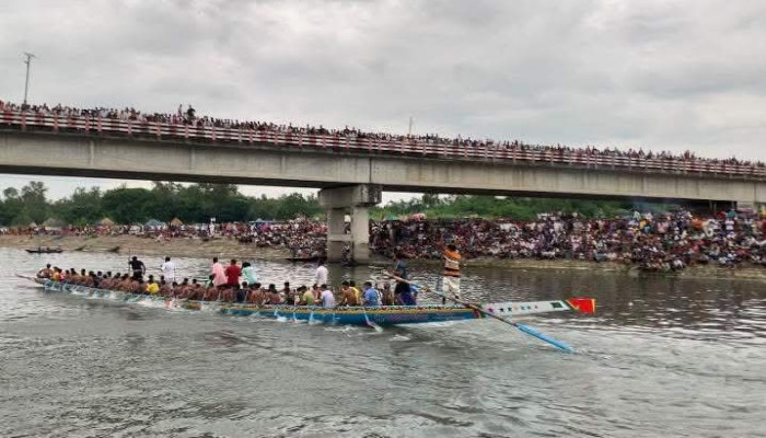 সিরাজগঞ্জের উল্লাপাড়া উপজেলায় করতোয়া নদীর তীরে সোনতোলা ঘাটে শুরু হয়েছে তিন দিনব্যাপী ঐতিহ্যবাহী মাওলানা রফিকুল ইসলাম খান নৌকা বাইচ উৎসব