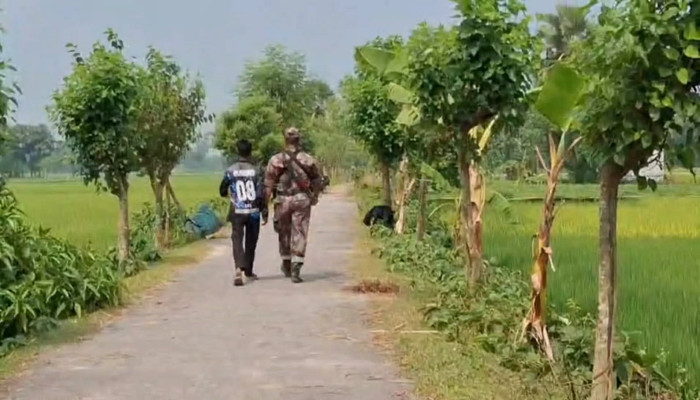 জয়পুরহাটে জয়পুরহাট সিমান্তে বিএসএফের ঠেলে দেওয়া তিন যুবককে ফেরত পাঠাল বিজিবি