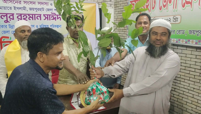 জয়পুরহাটে এমপিকে ফুল না দিয়ে গাছের চারা দিয়ে শুভেচ্ছা জানালেন সাংবাদিকরা