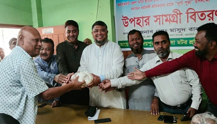 জয়পুরহাটে সনতনী শ্রমিকদের মধ্যে পূজার উপহার বিতরণ