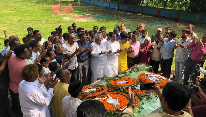 নব্বইয়ের স্বৈরাচাবিরোধী ছাএ গণঅভ্যুত্থানের শহীদ নাজিরউদ্দিন জেহাদের কবর জিয়ারতে বিএনপির শীর্ষ নেতারা।